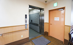 エレベーターで3階までお上がりください。