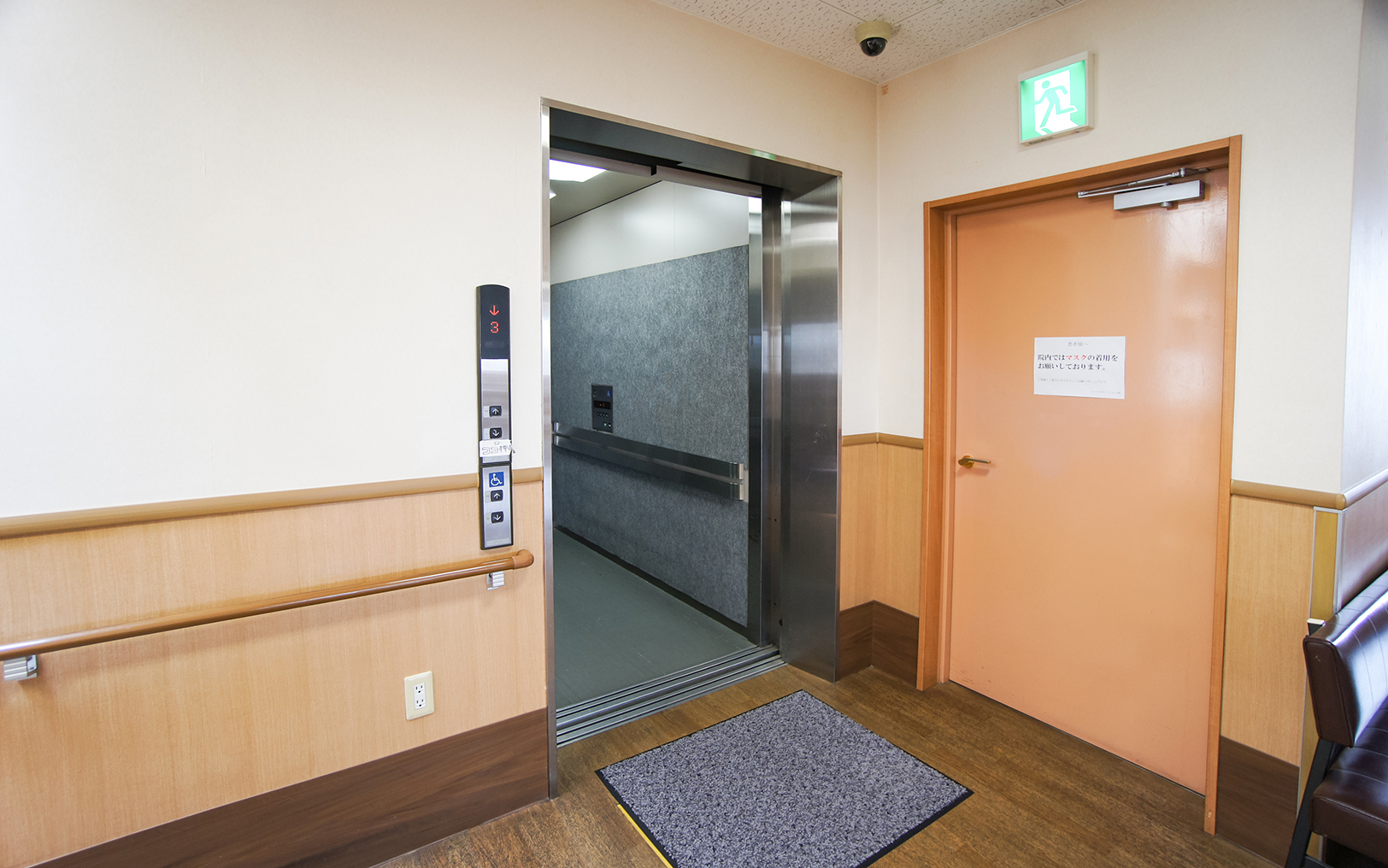 エレベーターで3階までお上がりください。